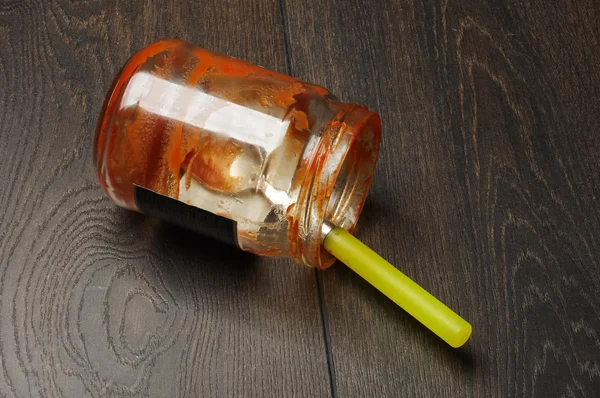 Üres ketchup jar a padló oldalnézetből — Stock Fotó