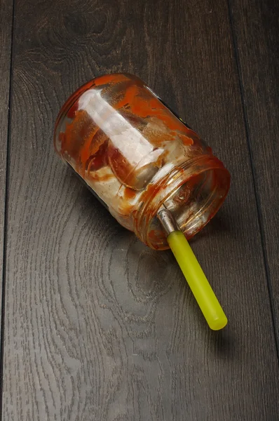 Leeres Ketchup-Glas auf dem Boden — Stockfoto
