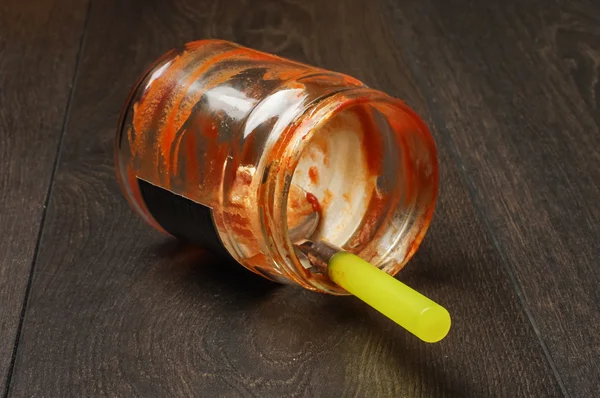 Empty ketchup jar on the floor low angle — Stock Photo, Image