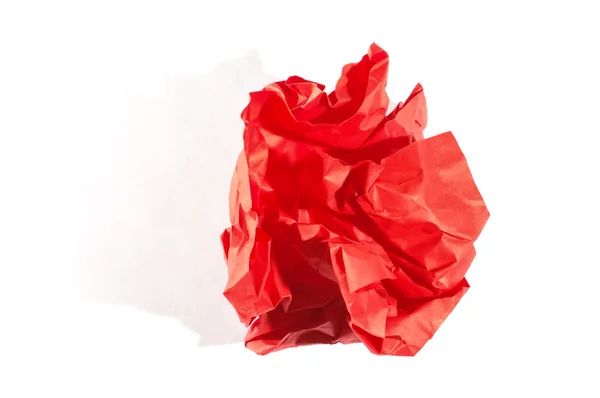Rotes zerknittertes Blatt Papier isoliert auf weißem Hintergrund — Stockfoto