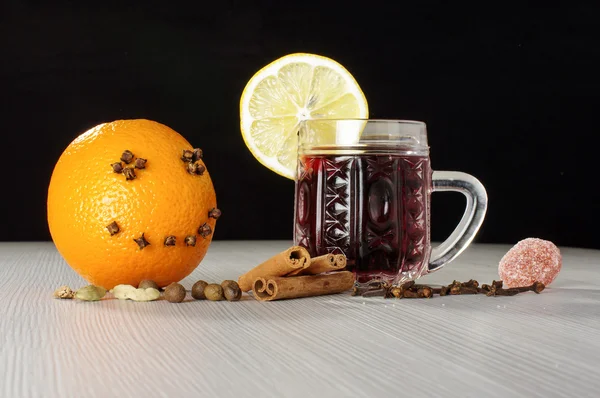 赤ホット ワイン静物スパイスとオレンジ色の果物 — ストック写真