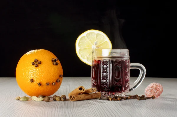 Dampfender heißer Winterwein und lustig lächelnde Orange — Stockfoto