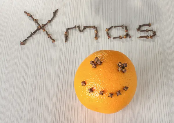 Naranja con sonrisa con texto Navidad — Foto de Stock