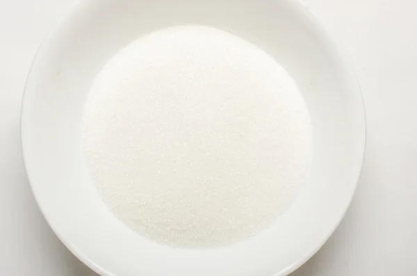 Schüssel Zucker auf weißem Hintergrund — Stockfoto