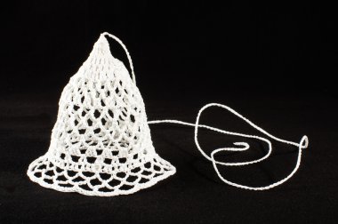 Siyah arka plan üzerine izole örme çan sanat
