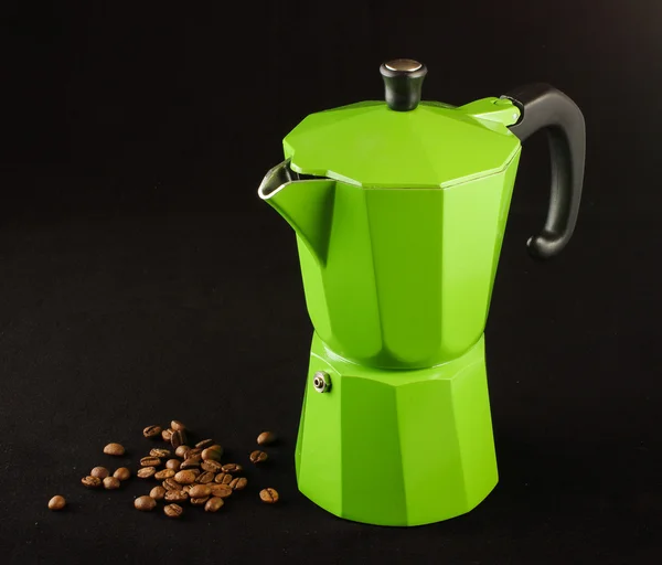 Cafetière verte et grains de café isolés — Photo