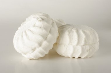 Parlak zemin üzerine iki tatlı beyaz hatmi