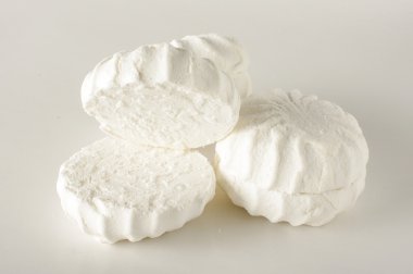 Parlak arka plan üzerinde izole marshmallow