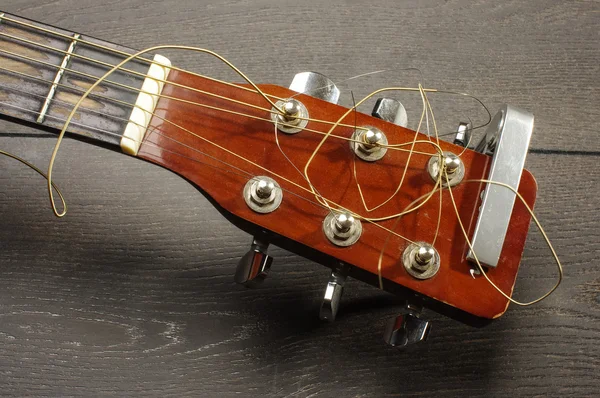 Close up of guitar head with tuning pegheads — Stock Photo, Image