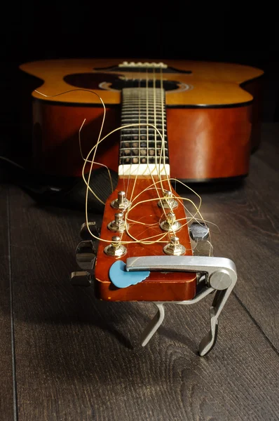 Vista en ángulo bajo de la guitarra acústica de seis cuerdas —  Fotos de Stock