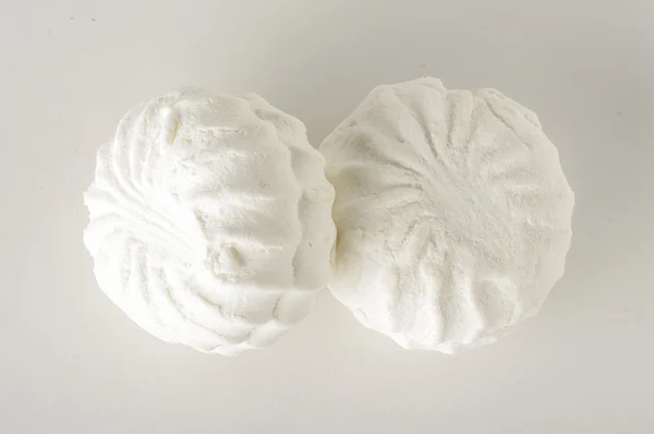 Ζευγάρι μαλακά άσπρα marshmallows που απομονώνονται σε γκρίζο φόντο — Φωτογραφία Αρχείου