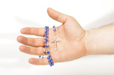 Mavi boncuk tespih tutan erkek el