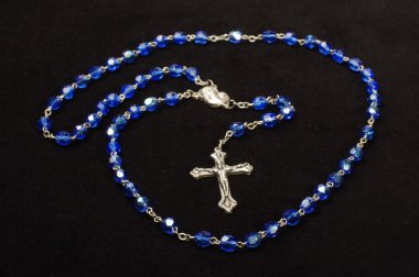 Din sembolü Dominik tespih siyah arka plan üzerine