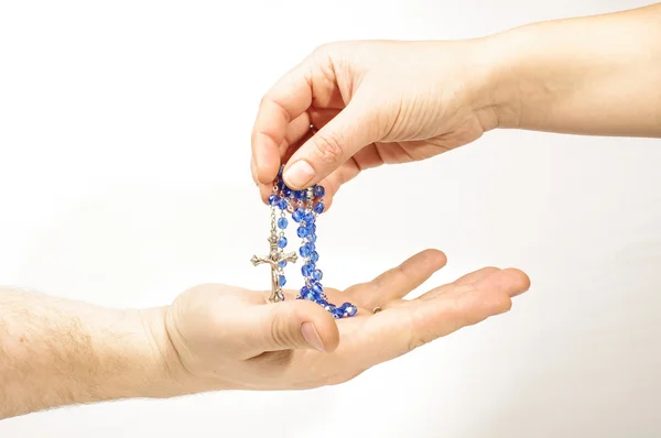 Perempuan tangan berbagi konsep kebersamaan agama rosario — Stok Foto