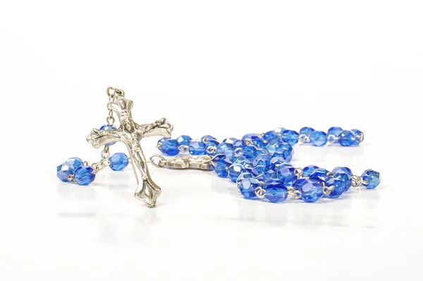 Religione e pregare simbolo rosario isolato sullo sfondo luminoso — Foto Stock