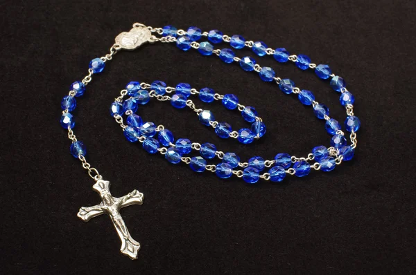 Perline di vetro blu rosario isolato sullo sfondo scuro — Foto Stock