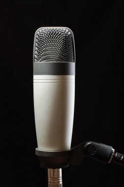 Siyah arka plan üzerine izole stüdyo kondansatör mikrofon