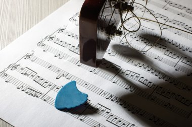 Üzüntü ruh kavramı gitar ve gölgelerde levha müzik