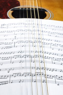 Notalar altında altı Gitar telleri notları