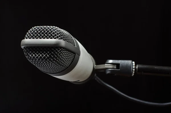 Νέα έννοια πυκνωτικό μικρόφωνο σε ραδιοφωνικό σταθμό — Φωτογραφία Αρχείου