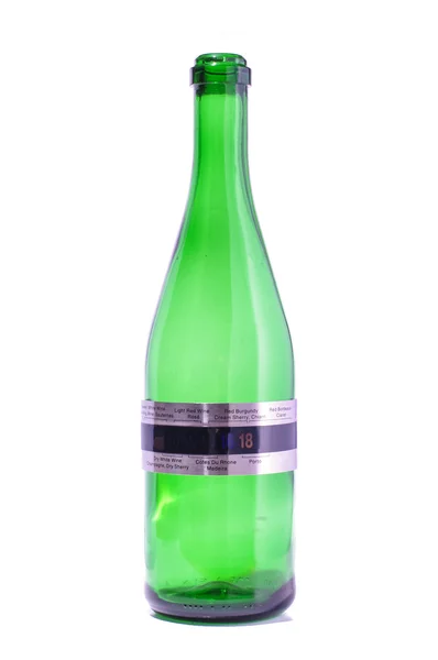 与剪切路径绿色起泡葡萄酒瓶上的红酒温度计 — 图库照片