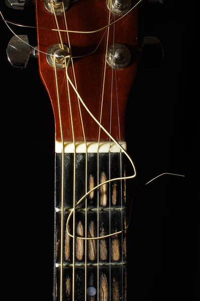 Fretboard chitarra e testa isolata sullo sfondo scuro — Foto Stock