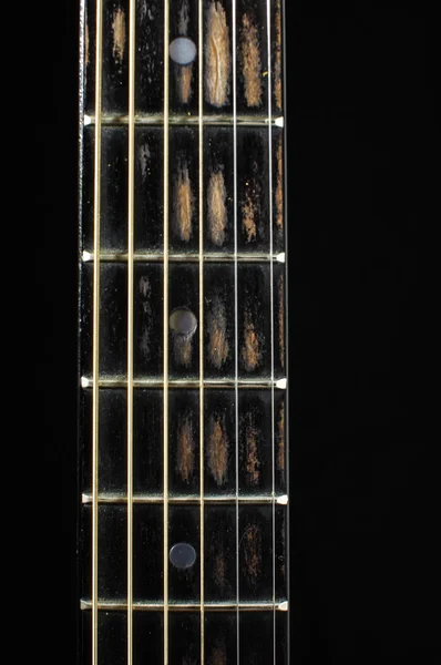 黒の背景に分離されたアコースティック ギターのフレット ボード — ストック写真