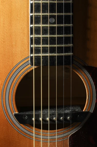 Close-up de furo ressonante de guitarra com iluminação de tecla baixa roseta — Fotografia de Stock