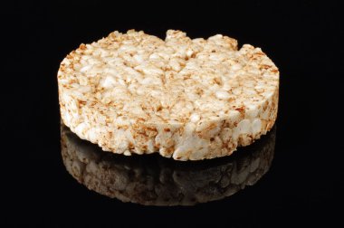 Siyah arka planda yansıma ile izole buğday kraker