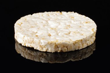 Siyah yansıtıcı arka plan üzerinde izole pirinç kraker