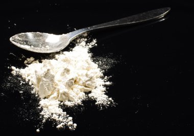 Koyu arka plan üzerinde izole buğday unu