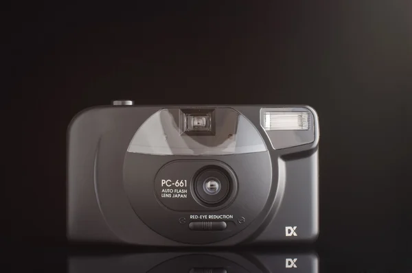 Amateur film point & shoot camera geïsoleerd met kopie ruimte — Stockfoto