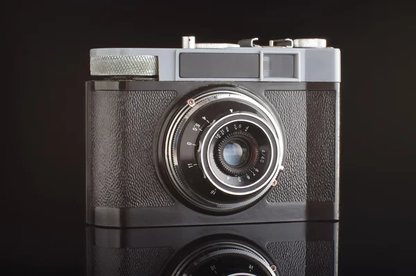 Alte analoge Fotokamera isoliert mit Reflexion auf schwarzem Hintergrund — Stockfoto