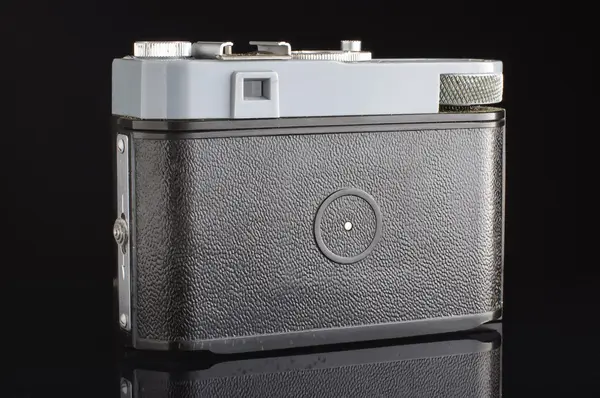 Alte Filmkamera mit Sucher isoliert auf schwarzem Hintergrund — Stockfoto