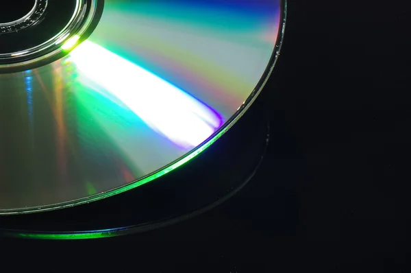 Закрыть CD изолированный на темном фоне технологической концепции — стоковое фото