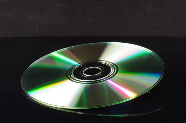 Disco compacto aislado en el fondo negro con espacio de copia — Foto de Stock
