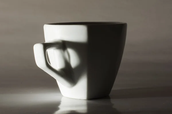 Biała kawa kubek na białym tle na szarym tle — Zdjęcie stockowe