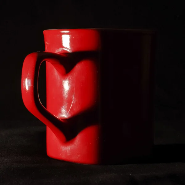 Cień w kształcie serca z kawy kubek uchwyt i to — Zdjęcie stockowe