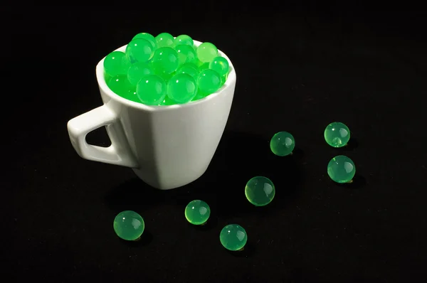 Bolas verdes en el concepto futurista taza — Foto de Stock