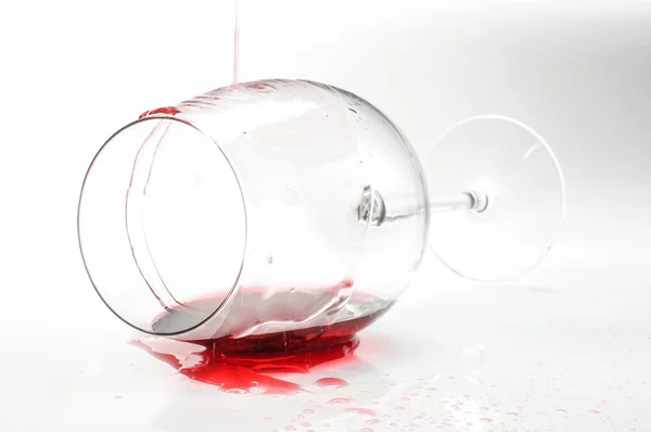 Red wine with wine splash isolated — Stock Photo, Image