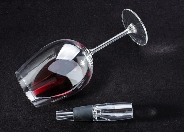 Vino accesorios gourmet copa de vino y aireador — Foto de Stock