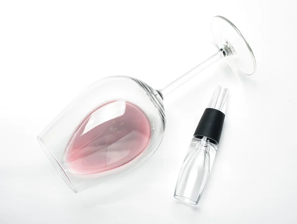 Perlator wina i wina z czerwonego szkła na białym tle — Zdjęcie stockowe