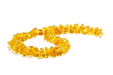 Beyaz arka plan üzerinde izole altın rengi amber kolye