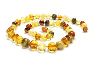 Çeşitli renk kehribar kolye izole şık