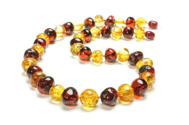 Çeşitli renk kehribar kolye izole şık