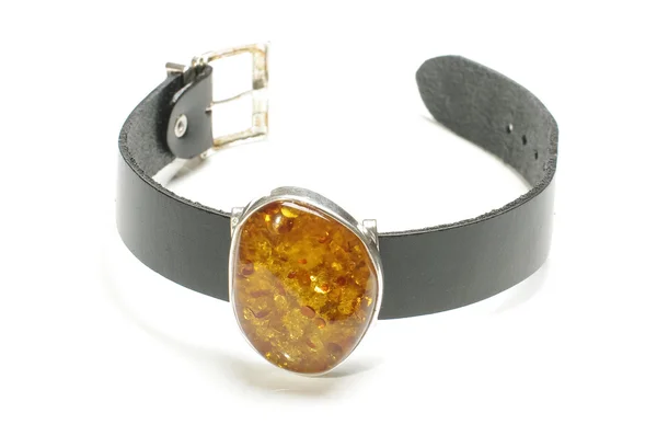 Amber charm på läder armband isolerade — Stockfoto