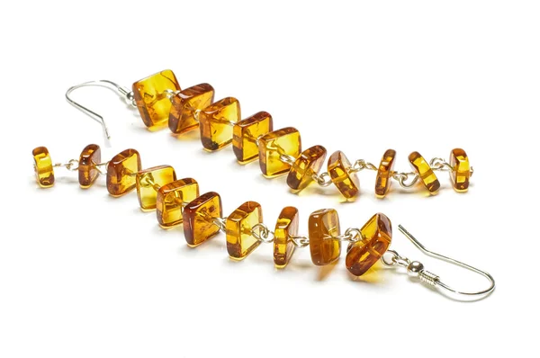Orecchini originali in ambra isolati con percorso di ritaglio — Foto Stock