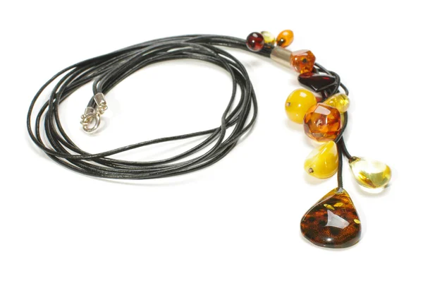 Moderna collana ambra isolata sullo sfondo bianco — Foto Stock