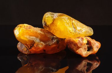 Amber adet siyah Yansıtıcı yüzeyde izole yığını