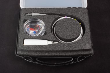 Elektronik osiloskop sonda izole kutusunda